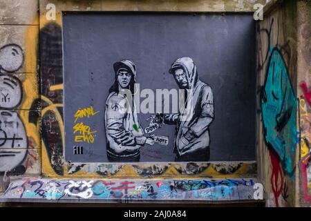 Facciata di una casa con graffity di due uomini che si occupano di droga viene spruzzato su nel sobborgo Karaköy Foto Stock
