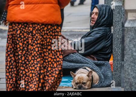 Londra, Regno Unito. 02Jan, 2020. Il nuovo anno comincia in modo familiare nella città di Londra - a mendicare per strada. Credito: Guy Bell/Alamy Live News Foto Stock