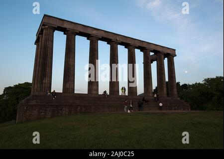 Edimburgo, SCOZIA - 18 GIUGNO 2016 - Monumento nazionale della Scozia in Silhouette on Calton Hill, Edimburgo, Scozia Foto Stock