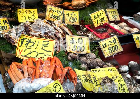 Osaka, GIAPPONE - 25 NOVEMBRE 2017 - pesce Fresco in vendita al Kuromon Ichiba Market di Osaka, Giappone Foto Stock