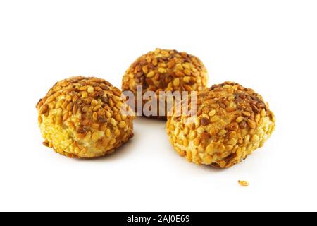 Biscotti con semi di sesamo isolati su sfondo bianco Foto Stock