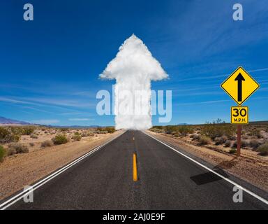 Il Cloud freccia bianca fatta di zolle sulla strada Foto Stock