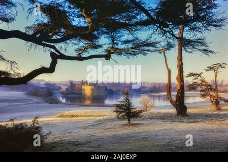 Frosty mattina presso il Castello di Leeds. Kent. In Inghilterra. Regno Unito Foto Stock