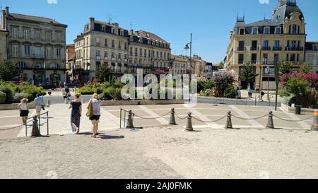 Vista dalle fasi di Bergerac cattedrale, Eglise Notre Dame de Bergerac verso il centro di Bergerac in Francia. 2018. Foto Stock