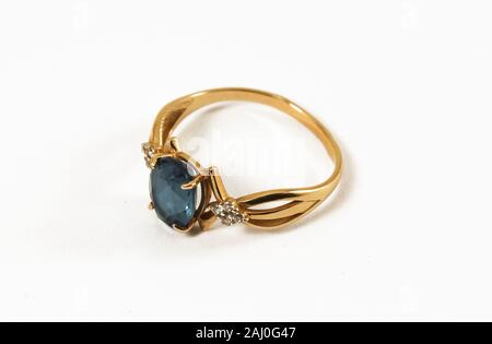 Anello in oro con topazio isolati su sfondo bianco Foto Stock