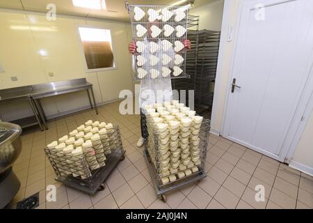 Laurent Moinet, Neufchatel organic casaro in Dampierre-en-Bray (Francia settentrionale) Foto Stock