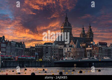 Basilica di Saint Nicolas di notte Amsterdam Foto Stock