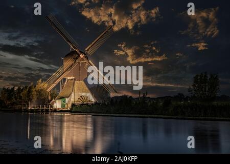 Tramonto sul patrimonio mondiale dell'umanità UNESCO protetti windmill in Alblasserdam, Paesi Bassi Foto Stock