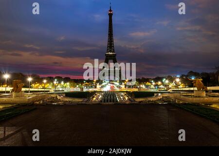 La mattina molto presto l'alba sulla torre Eiffel non illuminato a tutti, vista dal Trocadero fontana acqua a Parigi, uno dei più visitati edificio da th Foto Stock