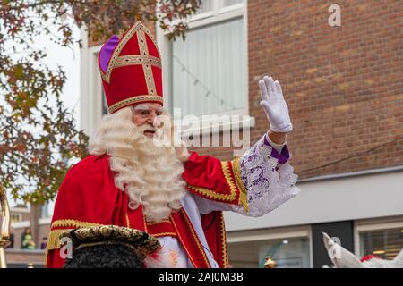 L'Aia, 16 novembre 2019 - Sinterklass (in olandese) in sella al suo cavallo sfilano in città annunciando il suo arrivo in città scortato dalla sua nera se Foto Stock