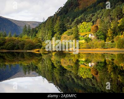 Riflessioni sul lago calmo, Wicklow, Irlanda Foto Stock