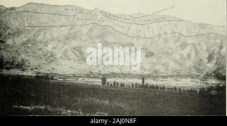 I giacimenti di Utah . SE. I minerali arepyrite, malachite, e azurite, un po' di chalco-pirite e tetrahedrite, e che è riportato,piccole quantità di oro e argento. Sulla regina d'argento, che giace sul southslope di Willard Canyon a circa un miglio da itsmouth, la tomaia Algonkian quarzite è tagliato dauna vena, di probabile andamento nord-sud, com-poste di quarzo bianco e a grana fine di lami-tramite NAT galena. La vena in luoghi è shearedand shattered, che probabilmente conti per thelaminated aspetto di galena. La vena,quando si vede nel 1913, è stato aperto da due shorttunnels, né di whic Foto Stock