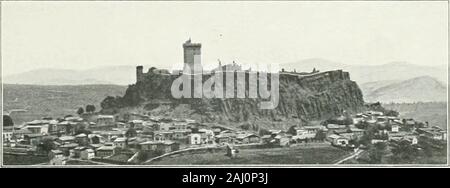 Album géographique: La Francia . Hj. Les villes : Le pcy (Uaute-Loirf) vu dEspaly. - Le Puy enVelay est assurément lune des villesles plus curieuses et les plus pittores-ques du Massif Central. Elle est domi-née par deux roches en saillie extra-ordinaire, la Butte Corneille autour delaquelle sallouîrent des croupes éten-TRIBUTI, et r.Aiguille Saint-Michel, véri-tabella tour de lave. 4W. Les villes : de Polignac {HauteLoire). - Au N.-O. de la ville du Puyse dresse, sur une Plate-forme volca-nique aux falaises abruptes, le vieuxchâteau historique de Polignac. Un labase de cette forteresse naturelle sur-m Foto Stock