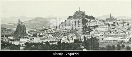 Album géographique: La Francia . Hj. Les villes : Le pcy (Uaute-Loirf) vu dEspaly. - Le Puy enVelay est assurément lune des villesles plus curieuses et les plus pittores-ques du Massif Central. Elle est domi-née par deux roches en saillie extra-ordinaire, la Butte Corneille autour delaquelle sallouîrent des croupes éten-TRIBUTI, et r.Aiguille Saint-Michel, véri-tabella tour de lave. 4W. Les villes : de Polignac {HauteLoire). - Au N.-O. de la ville du Puyse dresse, sur une Plate-forme volca-nique aux falaises abruptes, le vieuxchâteau historique de Polignac. Un labase de cette forteresse naturelle sur-m Foto Stock