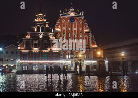 Piazza del Municipio con la Casa delle Teste Nere di notte a Riga, Lettonia. Foto Stock