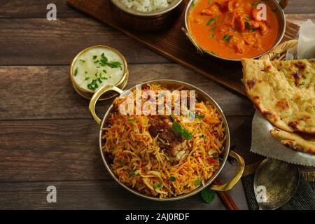 Pasto indiano / Ristorante menu concetto - carni di montone biryani, burro pollo, Roti e sfondo raita Foto Stock