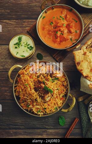 Pasto indiano / Ristorante menu concetto - carni di montone biryani, burro pollo, Roti e sfondo raita Foto Stock