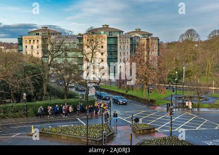 YORK INGHILTERRA LEEMAN ROAD il Memorial Gardens e il grande edificio della WESTGATE APARTMENTS Foto Stock