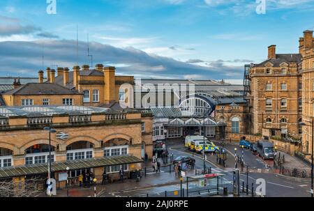 YORK Inghilterra la parte anteriore della stazione ferroviaria di Queen Street e la strada della stazione Foto Stock