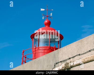 Il famoso faro edificio a Nazare in Portogallo circondata dall'oceano Atlantico Foto Stock