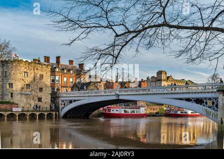 YORK INGHILTERRA IL LENDAL torre e gli ornati LENDAL ponte sul fiume Ouse Foto Stock