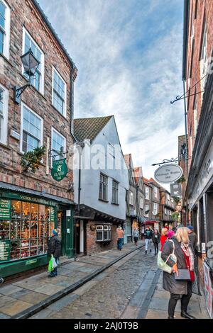 YORK Inghilterra il caos negozi e ciottoli STONE ROAD Foto Stock