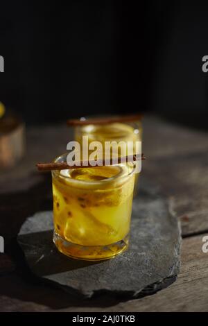 Cocktail tropicale con il frutto della passione. Foto Stock