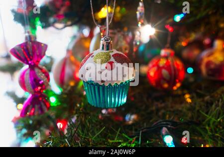 Montréal, Québec, Canada,Dicembre 22,2019.le decorazioni di Natale appeso in X-mas tree.Montréal, Québec, Canada.Credit:Mario Beauregard/Alamy News Foto Stock