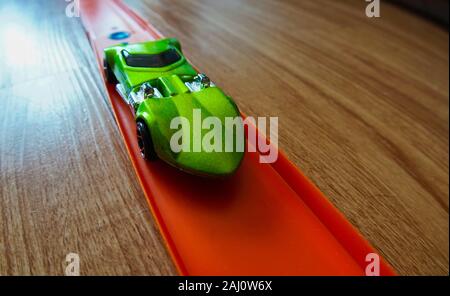 Montréal, Québec, Canada,Dicembre 22,2019.Hot Wheels auto sulla pista di plastica a Montreal, Quebec, Canada.Credit:Mario Beauregard/Alamy News Foto Stock