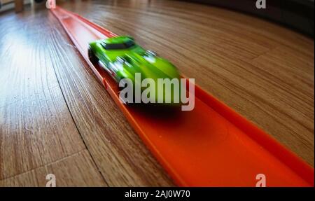 Montréal, Québec, Canada,Dicembre 22,2019.Hot Wheels auto sulla pista di plastica a Montreal, Quebec, Canada.Credit:Mario Beauregard/Alamy News Foto Stock