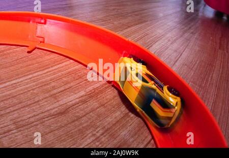 Montréal, Québec, Canada,Dicembre 22,2019.Hot Wheels auto sulla pista di plastica a Montreal, Quebec, Canada.Credit:Mario Beauregard/Alamy News Foto Stock