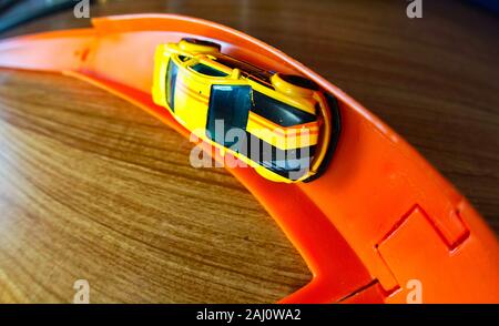 Montréal, Québec, Canada,Dicembre 22,2019.Hot Wheels auto sulla pista di plastica a Montreal, Quebec, Canada.Credit:Mario Beauregard/Alamy News Foto Stock