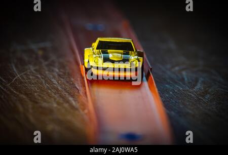 Montréal, Québec, Canada,Dicembre 22,2019.Hot Wheels auto sulla pista di plastica a Montreal, Quebec, Canada.Credit:Mario Beauregard/Alamy News Foto Stock