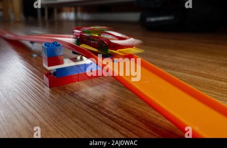 Montréal, Québec, Canada,Dicembre 22,2019.Hot Wheels auto sulla pista di plastica a Montreal, Quebec, Canada.Credit:Mario Beauregard/Alamy News Foto Stock