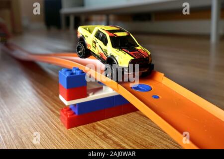 Montréal, Québec, Canada,Dicembre 22,2019.Hot Wheels auto sulla pista di plastica a Montreal, Quebec, Canada.Credit:Mario Beauregard/Alamy News Foto Stock