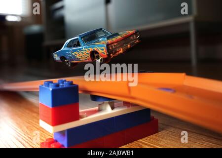 Montréal, Québec, Canada,Dicembre 22,2019.Hot Wheels auto sulla pista di plastica a Montreal, Quebec, Canada.Credit:Mario Beauregard/Alamy News Foto Stock