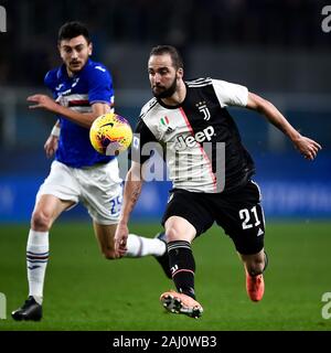 Genova, Italia. Xviii Dicembre, 2019: Gonzalo Higuain (R) della Juventus FC in azione durante la serie di una partita di calcio tra UC Sampdoria e Juventus FC. La Juventus ha vinto 2-1 su UC Sampdoria. Credito: Nicolò Campo/Alamy Live News Foto Stock