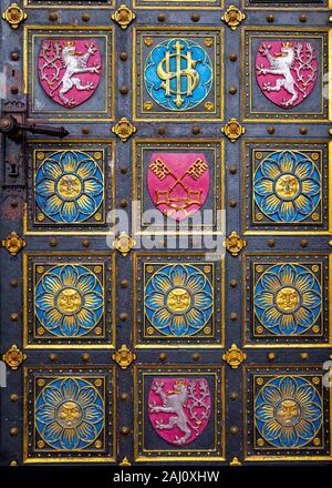 Medieval stemma sulla porta della Basilica di San Pietro e San Paolo, Praga, Repubblica Ceca Foto Stock