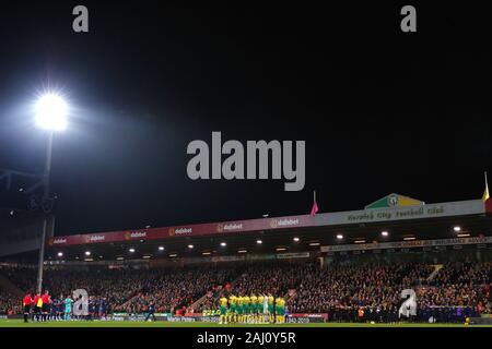 Norwich City e Tottenham Hotspur giocatori sono visto durante i minuti di applausi nei confronti del compianto Martin Peters in anticipo del match - Norwich City v Tottenham Hotspur, Premier League, Carrow Road, Norwich, Regno Unito - 28 dicembre 2019 solo uso editoriale - DataCo restrizioni si applicano Foto Stock