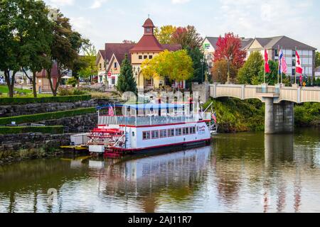 Frankenmuth, Michigan, USA - la città di Frankenmuth con il battello bavarese Belle Riverboat. Frankenmuth è la seconda città turistica più popolare del Michigan. Foto Stock