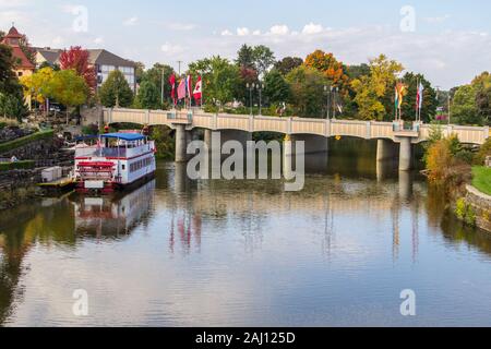 Frankenmuth, Michigan, USA - la città di Frankenmuth con il battello bavarese Belle Riverboat. Frankenmuth è la seconda città turistica più popolare del Michigan. Foto Stock