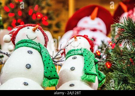 Shopping di Natale. Interno del negozio con le luci di Natale e gruppo di pupazzo di neve in vendita. Foto Stock