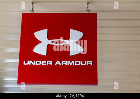 Esecuzione di betulla, Michigan, Stati Uniti d'America - 9 Ottobre 2018: segno per il sotto la corazza store presso la betulla eseguire Outlet Mall. Foto Stock