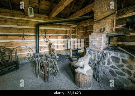 Negozio Storico Di Fabbro. Interno del negozio di fabbro al Fort Wilkins state Park a Copper Harbor, Michigan. Foto Stock