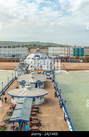 Il molo storico presso il resort per vacanze Eastbourne, East Sussex, l'Inghilterra del sud. Foto Stock