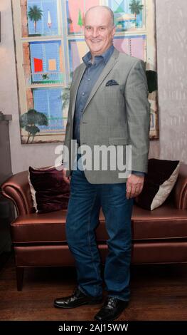 Uomo di voiceover Peter Dixon che ha uno dei più riconoscibili voci in Gran Bretagna "Voce dietro il fattore X' TV show fotografata al Soho Hotel di Londra. Foto Stock