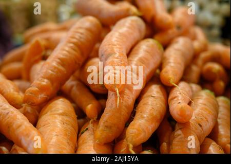 Dolci freschi Carote organico radici per la vendita di domenica mercato degli agricoltori su Tenerife, Isole canarie, Spagna, close up Foto Stock