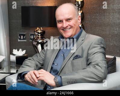 Uomo di voiceover Peter Dixon che ha uno dei più riconoscibili voci in Gran Bretagna "Voce dietro il fattore X' TV show fotografata al Soho Hotel di Londra. Foto Stock