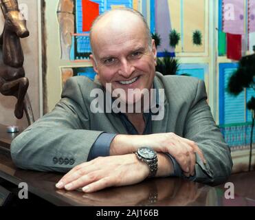 Uomo di voiceover Peter Dixon che ha uno dei più riconoscibili voci in Gran Bretagna "Voce dietro il fattore X' TV show fotografata al Soho Hotel di Londra. Foto Stock