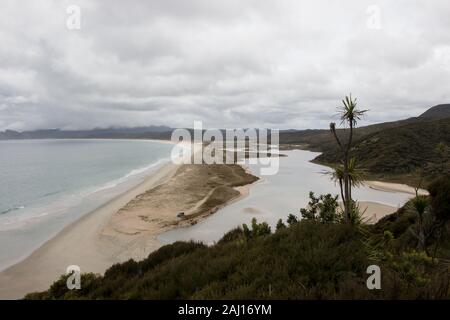 La spiaggia e la foce di spiriti Bay sul Cape Reinga, Northland e la Nuova Zelanda in un giorno nuvoloso. Foto Stock